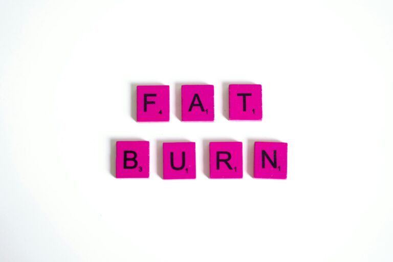 Tajniki redukcji- napis fat burn z rożowych klocków