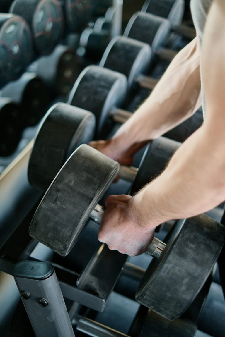 Trener personalny w Suchym Lesie – trening z hantlami na siłowni